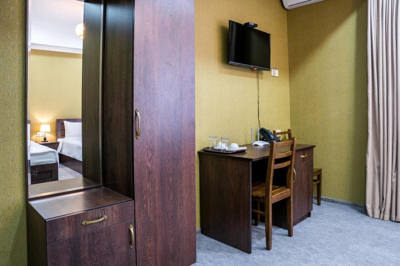 Georgian House Hotel Kutaisi Ngoại thất bức ảnh