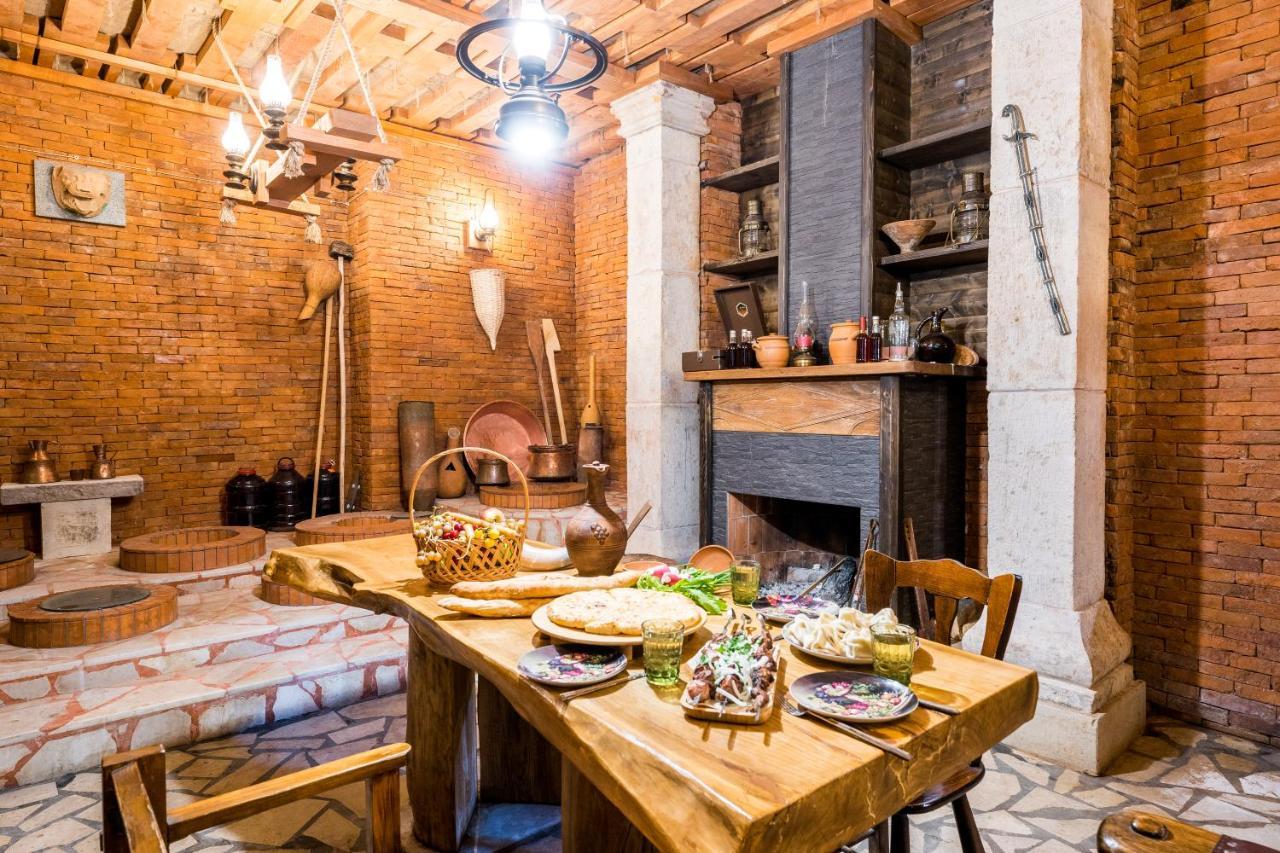 Georgian House Hotel Kutaisi Ngoại thất bức ảnh